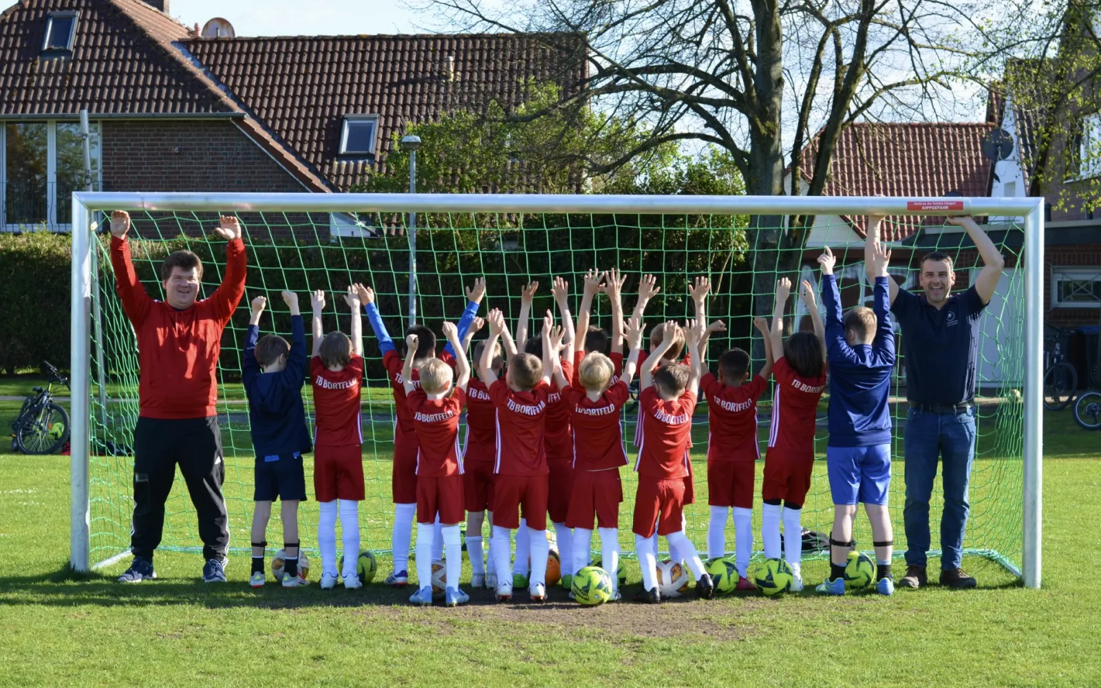 Jugendmannschaft des TB Bortfeld vor dem Fußballtor mit den neuen Trikots.
