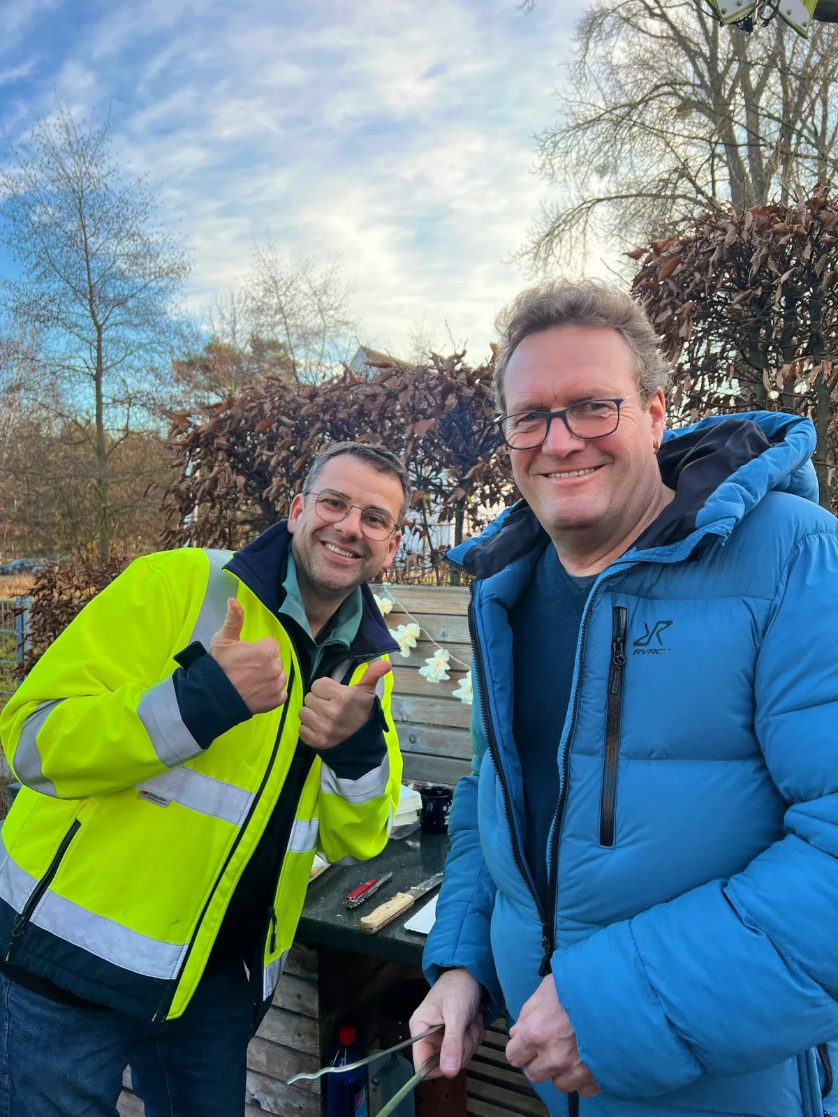 Rouven Brandes und Achim Friedrichs vor dem Grill.