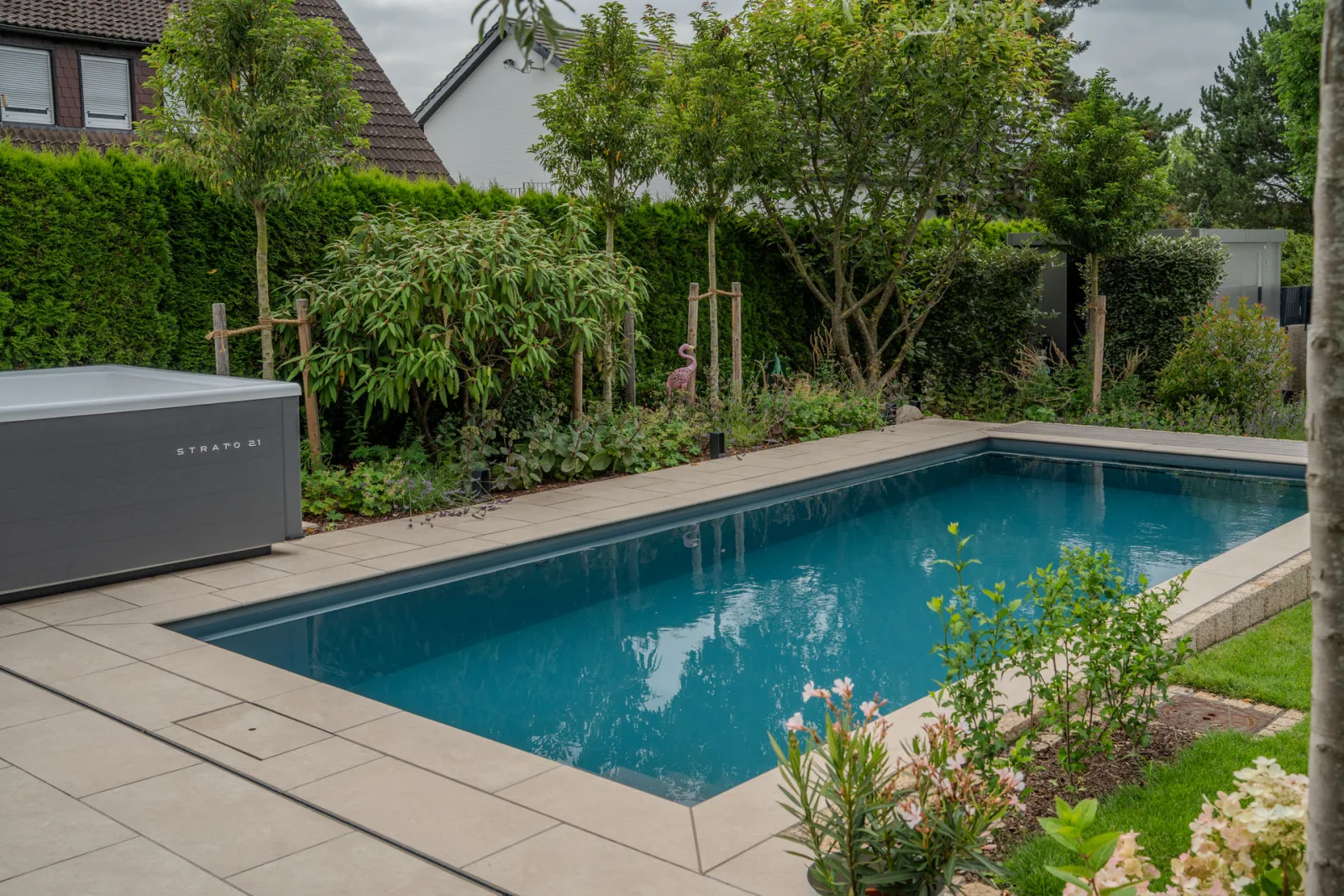 Blick auf einen Gartenpool mit Salzelektrolyse.
