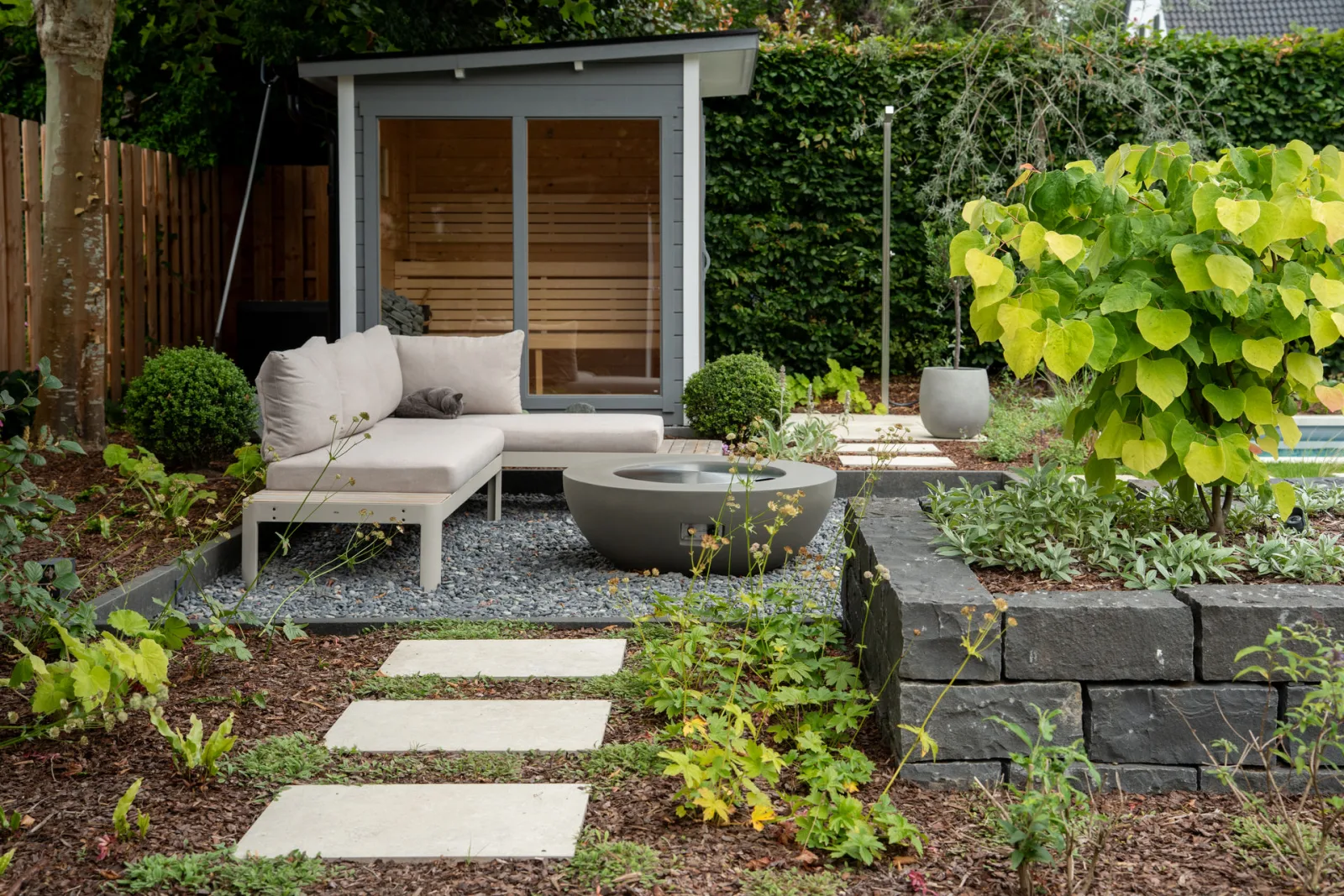 Loungebereich mit Gartensauna