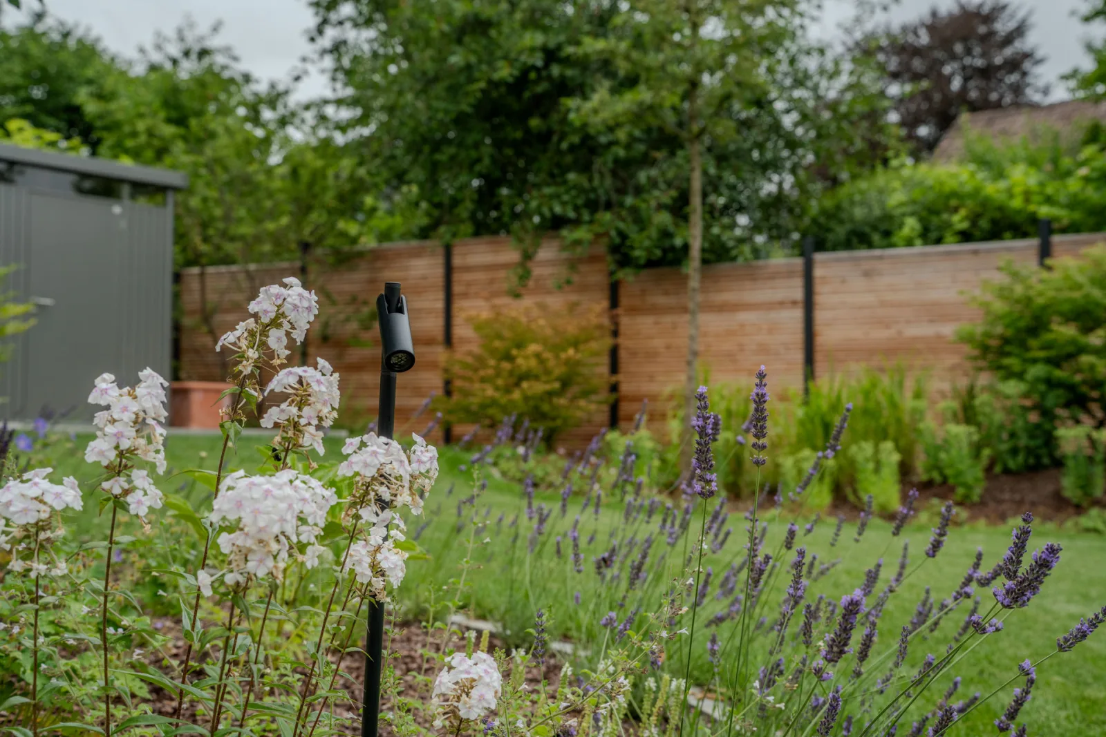 Gartenlauchte in Mitten eines Staudenbeetes