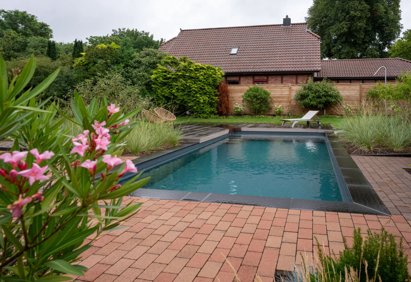 Naturpool mit natürlichem Charme