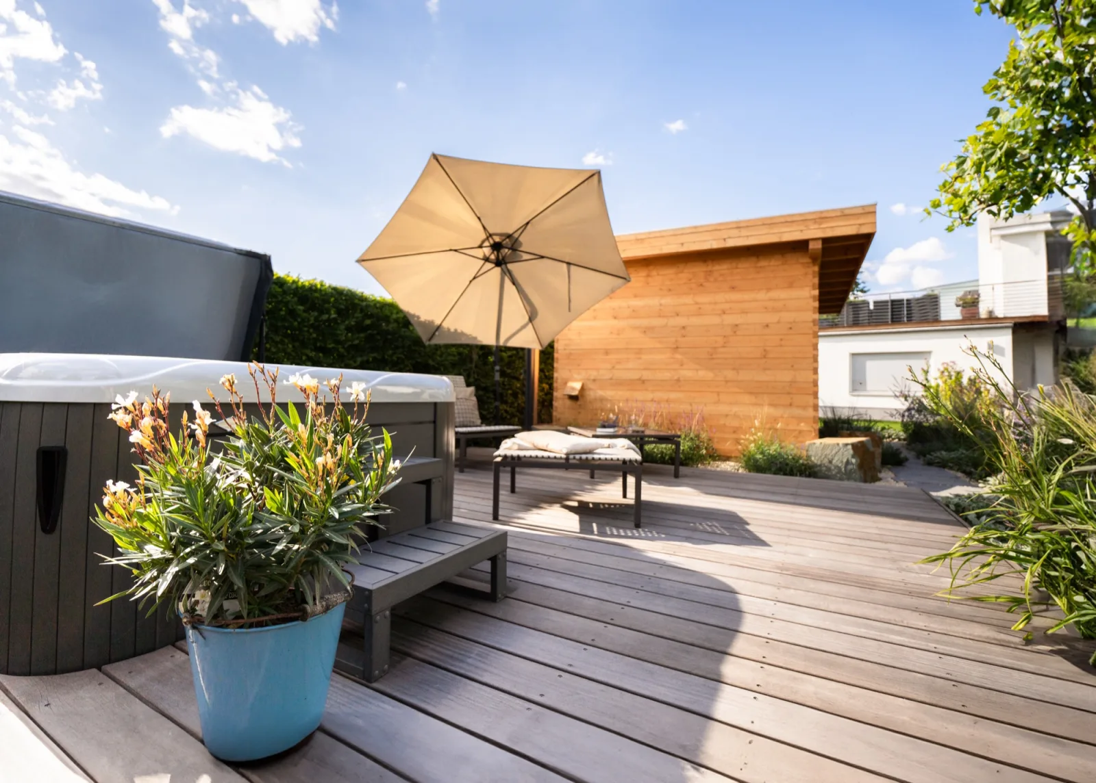 Lärchendeck mit Whirlpool, Sitzbank und Sonnenschirm