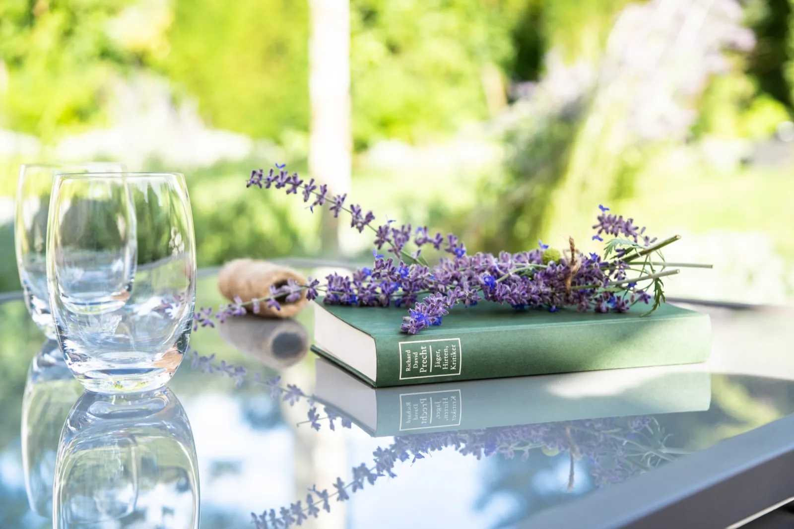 Gläser und Lavendel auf dem Glastisch