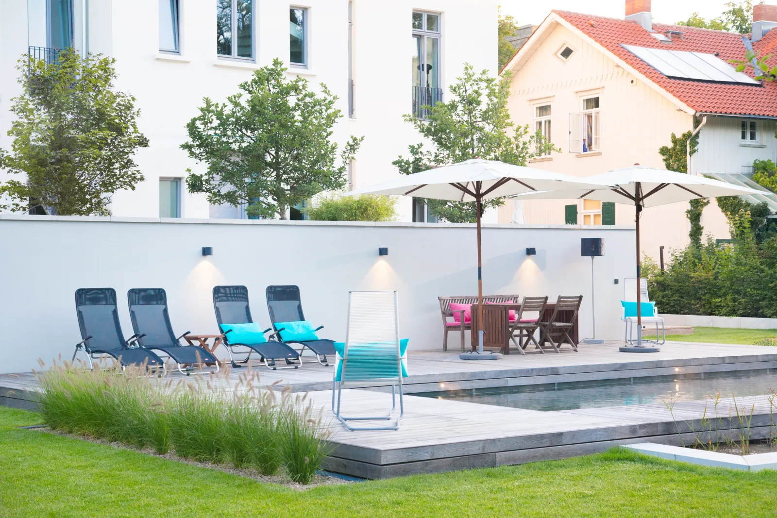 Blick auf eine moderne Gartenanlage mit Naturpool.