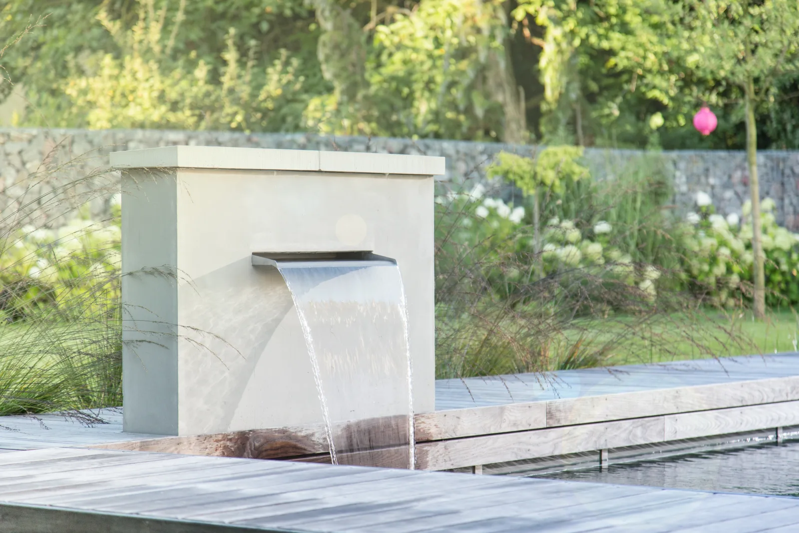 Wasserfall direkt am Naturpool.